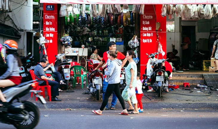 Xử lý lấn chiếm vỉa hè: Cần 'liều thuốc mạnh' hay xử phạt nghiêm? - Ảnh 1.