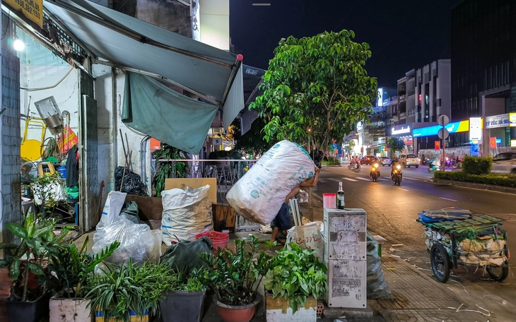 Tiệm đông khách là có quyền ‘chiếm’ vỉa hè?; Đến chúc mừng 8-3 chỉ gặp 1 nhân viên - Ảnh 3.