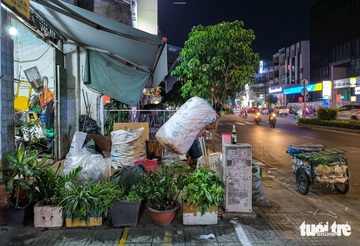 Nhà mặt tiền của mình nhưng vỉa hè là... của người lấn chiếm? - Ảnh 1.