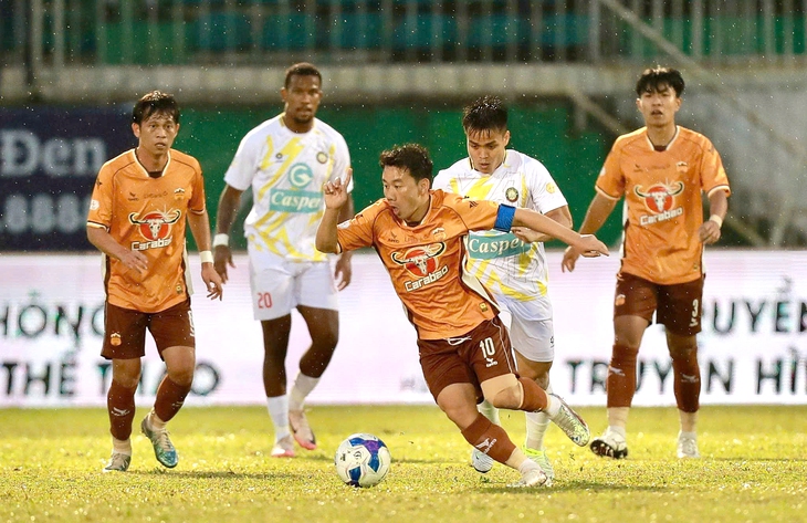 Vòng 16 V-League 2024 - 2025: Vẫy vùng lo trụ hạng - Ảnh 1.