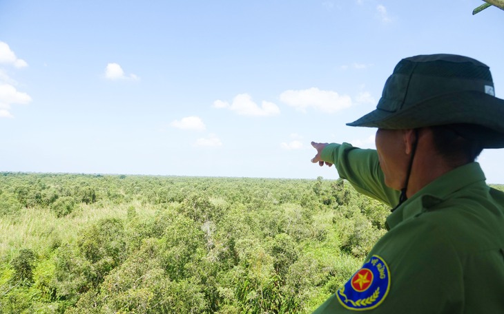 Du khách ngồi vỏ lãi, đội khăn rằn trải nghiệm ngắm cảnh Vườn quốc gia U Minh Thượng - Ảnh 7.