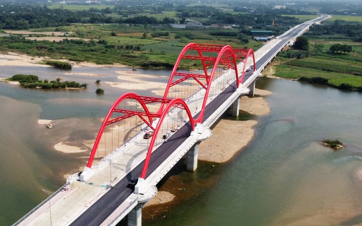 Cầu nối sông Trà Khúc làm gần xong, giờ tranh luận việc đặt tên - Ảnh 3.