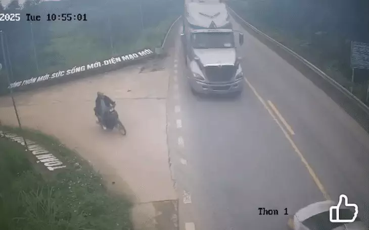 Ô tô nhập làn, tranh đường với ô tô khác, xe máy lại là người chịu họa - Ảnh 1.