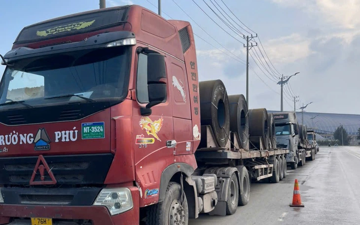 Chiêu mới, cắt thùng container chở cát quá tải, chủ xe và tài xế bị phạt  - Ảnh 4.