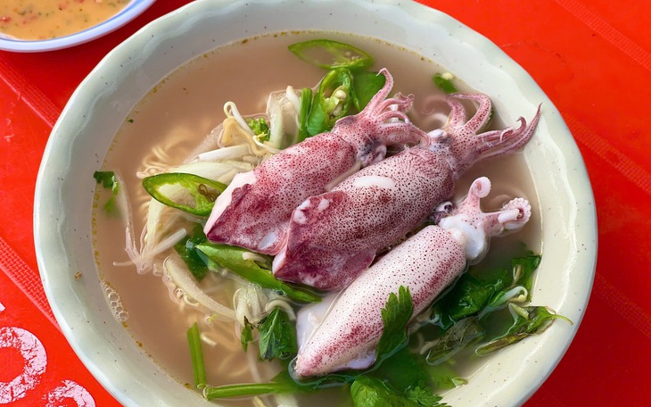 Vì sao Đà Nẵng cưỡng chế tháo dỡ các ki-ốt ven đường biển Võ Nguyên Giáp? - Ảnh 2.