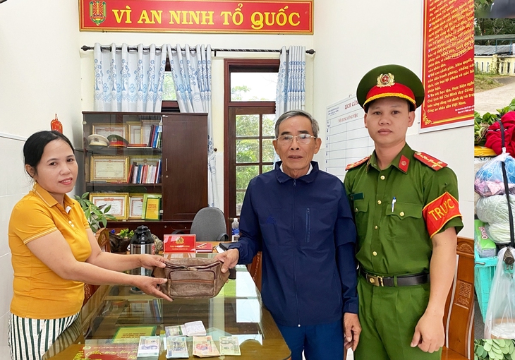 Nhặt được chiếc túi - Ảnh 1.