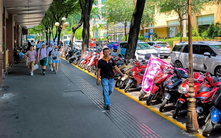 Công an lập hồ sơ, xử lý vụ người bán nước đuổi cô gái đứng ở vỉa hè - Ảnh 2.