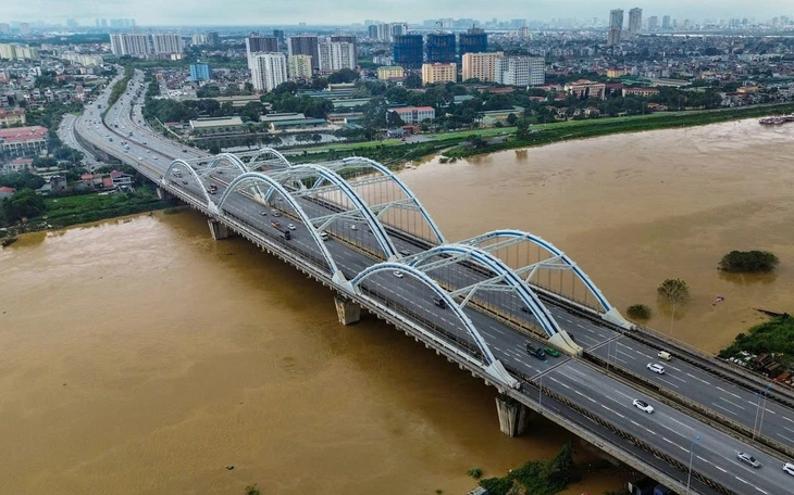 Đường dọc bờ sông sạt lở hơn một nửa, người dân vẫn bất chấp nguy hiểm để qua lại - Ảnh 6.