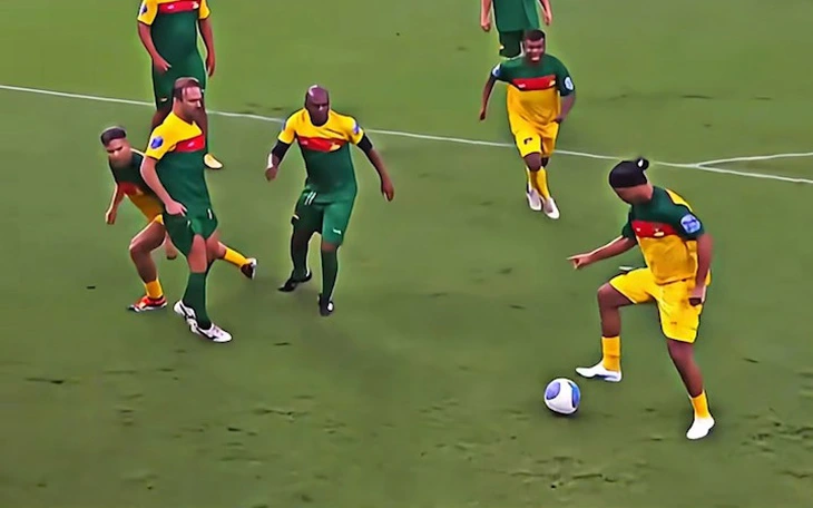 Con trai Ronaldinho tài năng đến đâu so với cha? - Ảnh 3.