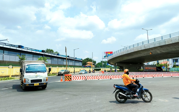 Sau nửa tháng thông xe, đường nối Trần Quốc Hoàn - Cộng Hòa 'giảm nhiệt' cho cửa ngõ sân bay - Ảnh 3.