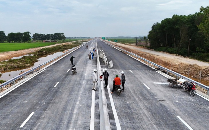 Cao tốc đã thông xe nhưng nhiều hộ dân bị ảnh hưởng vẫn chưa nhận được bồi thường, hỗ trợ - Ảnh 3.