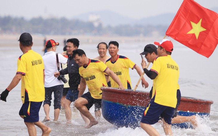 Tàu cá Bình Định chìm, 1 ngư dân mất tích - Ảnh 2.