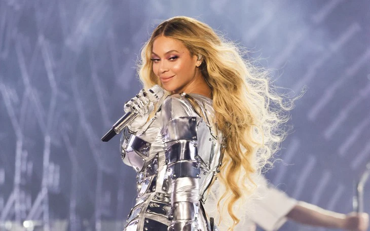 Beyoncé suýt gặp tai nạn trên sân khấu mở màn World tour - Ảnh 3.