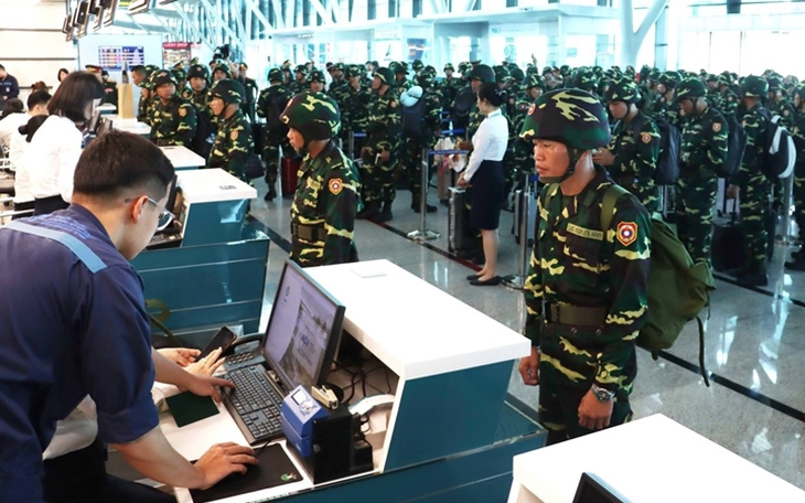 Đón đoàn cán bộ, chiến sỹ Quân đội Lào sang tham gia diễu binh, diễu hành - Ảnh 2.
