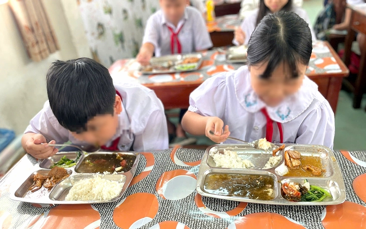Hiệu trưởng nói gì về suất ăn bán trú 25.000 đồng có 1 quả trứng, 3 lát chả, muối vừng? - Ảnh 3.