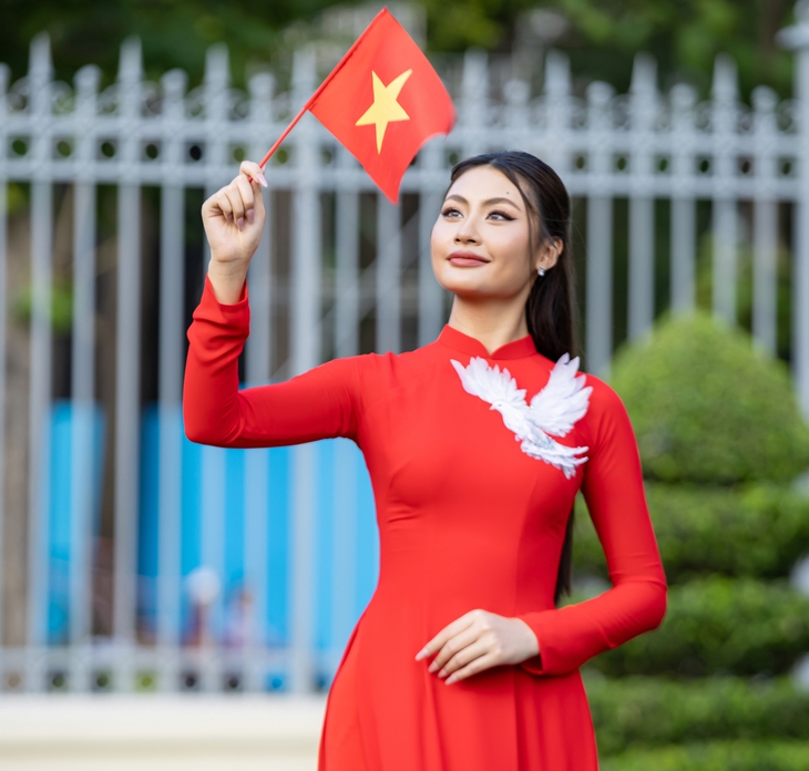 Cánh chim hòa bình tung bay trên áo dài lụa của Trung Đinh - Ảnh 1. Trung Đinh - Ảnh 1.