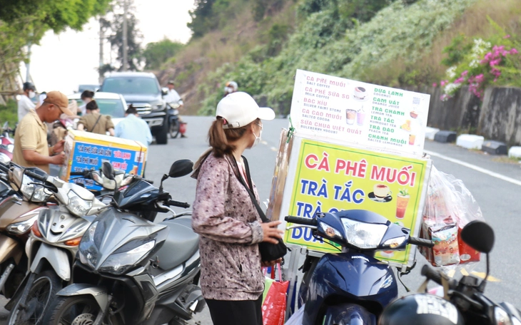 Xác minh clip người phụ nữ quăng ghế xuống vực ở bán đảo Sơn Trà - Ảnh 4.