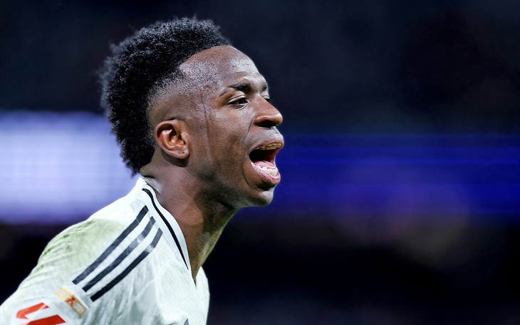 Vinicius tức giận khi bị CĐV Barca chế nhạo là 'Quả bóng vàng bãi biển' - Ảnh 3.