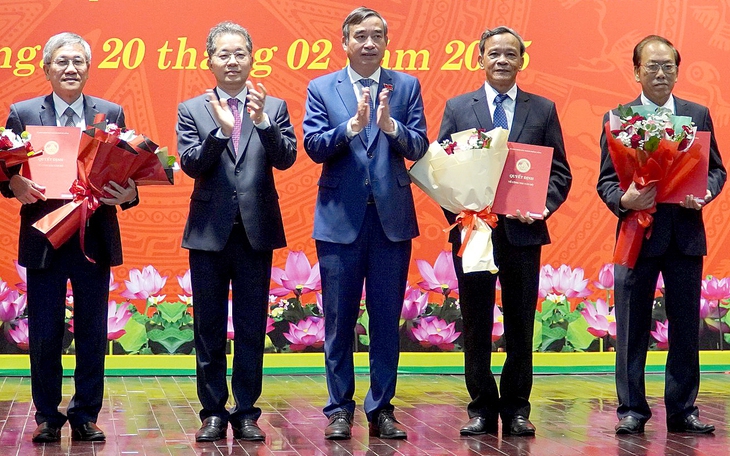Cán bộ nghỉ hưu trước tuổi khi tinh gọn bộ máy có được nâng lương trước hạn? - Ảnh 3.