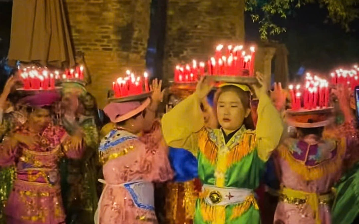 Doanh thu thấp, Tháp Bà Ponagar tạm dừng chương trình nghệ thuật về đêm - Ảnh 3.