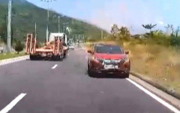 Xe tải lật chắn ngang đèo Cù Hin, giao thông từ Nha Trang đến sân bay Cam Ranh ùn ứ- Ảnh 2.