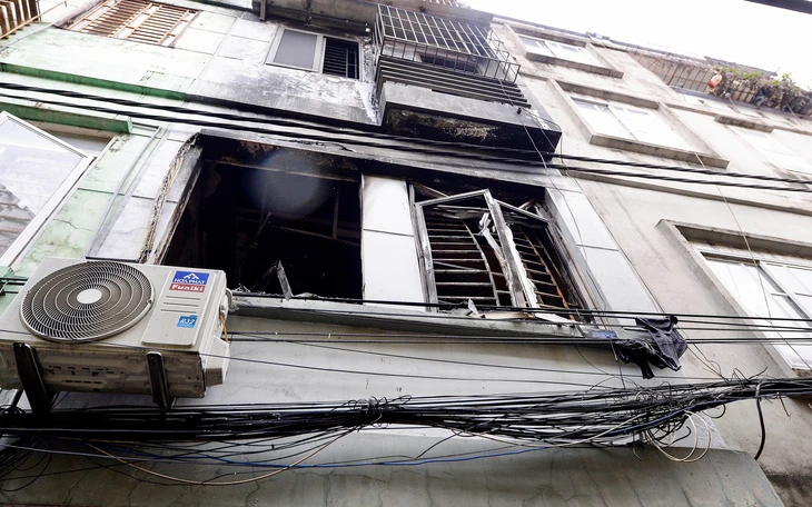 Xe chở đoàn đưa tang bốc cháy ngùn ngụt trên cao tốc - Ảnh 3.
