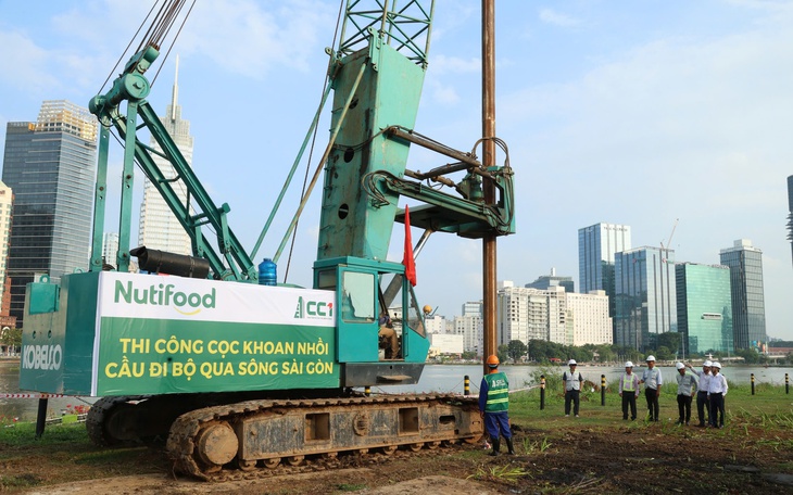 TP.HCM dự kiến tháo dỡ cầu cảng số 2 để làm cầu đi bộ hình lá dừa nước bắc qua sông Sài Gòn - Ảnh 3.