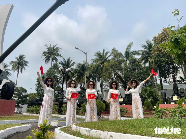 Người Đà Nẵng ùn ùn về thăm Bảo tàng Khu 5 dịp lễ 30-4 - Ảnh 2.