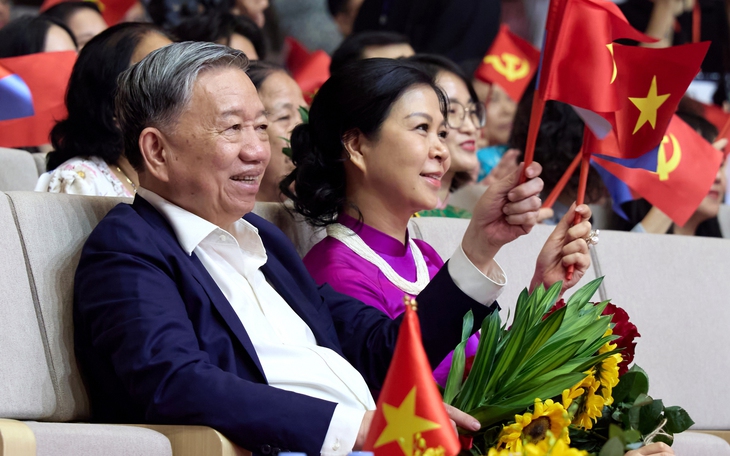 Tổng Bí thư Tô Lâm dự chương trình nghệ thuật Bài ca chiến thắng ở Nhà hát Hồ Gươm - Ảnh 3.