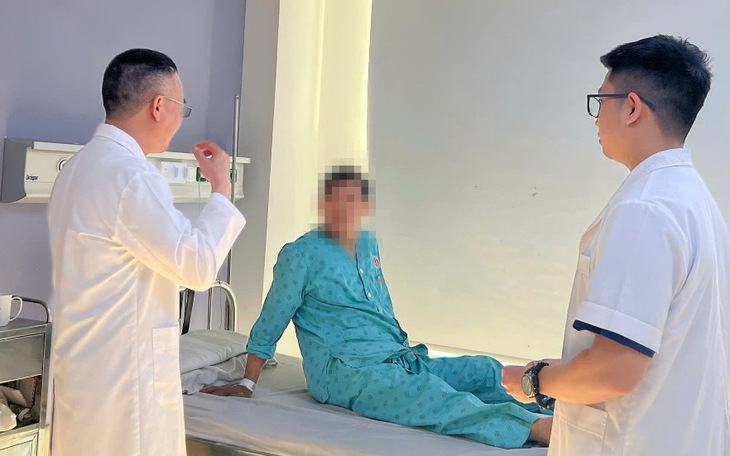 Hút thuốc lá suốt 30 năm, người đàn ông tại TP.HCM tiểu ra máu tươi - Ảnh 2.