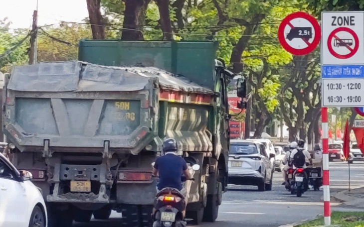Phạt tiền, trừ điểm bằng lái tài xế xe ben chở đất chạy vào đường cấm ở Đà Nẵng - Ảnh 2.