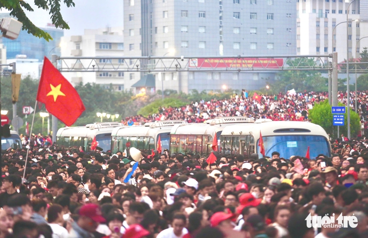 Các khối diễu binh, diễu hành xuất hiện, không khí đại lễ nóng dần lên dù trời chưa sáng - Ảnh 5.