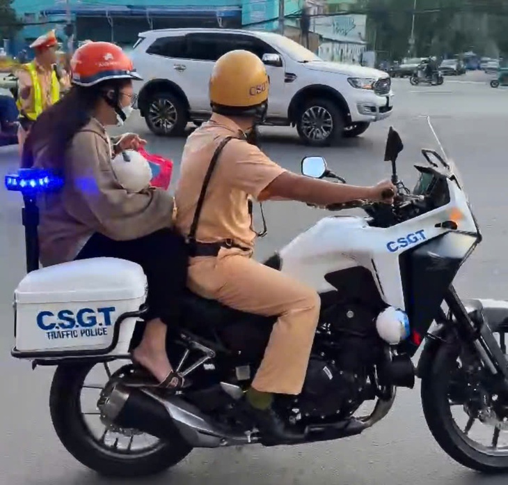 Hình ảnh đẹp của CSGT TP.HCM trước thềm lễ kỷ niệm 50 năm thống nhất đất nước Hình ảnh đẹp của CSGT TP.HCM trước thềm lễ kỷ niệm 50 năm thống nhất đất nước