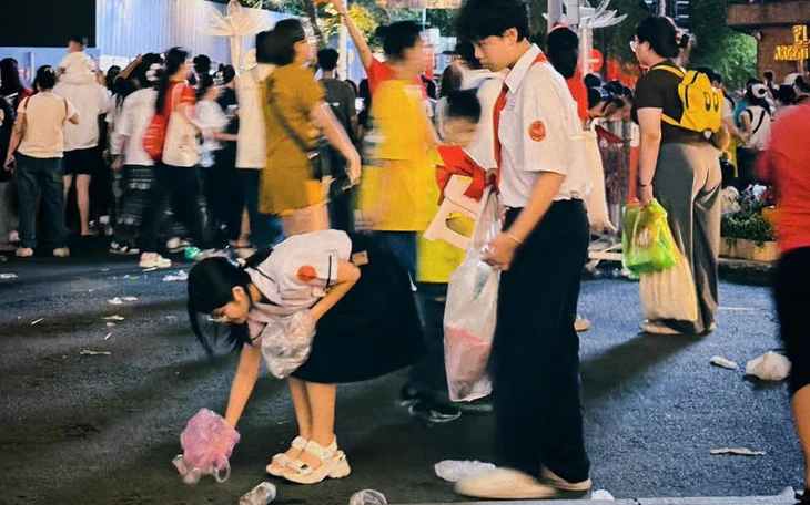 Mọi người cùng dọn rác sau lễ hội, hình ảnh đẹp cần được duy trì - Ảnh 6.
