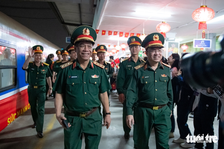 Lực lượng diễu binh của Bộ Quốc phòng bắt đầu hành quân vào Nam - Ảnh 3.