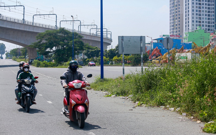 Vì sao dự án mở rộng xa lộ Hà Nội làm 15 năm chưa xong? - Ảnh 3.