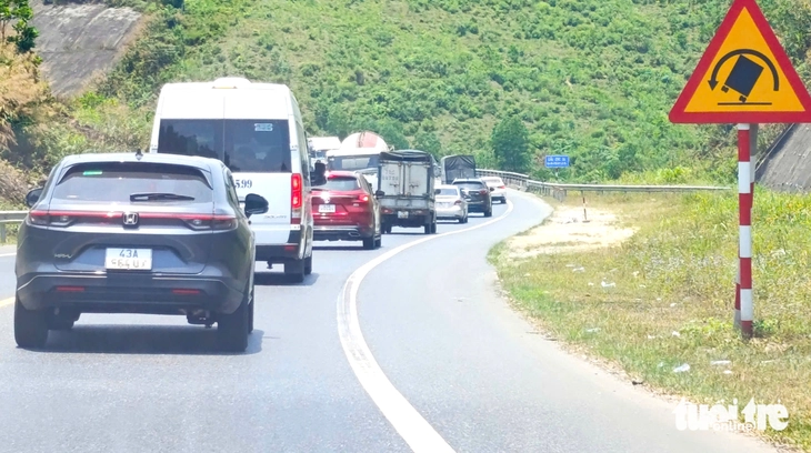 Cao tốc 2 làn La Sơn - Hòa Liên tấp nập ô tô, nhiều xe máy cũng vô tư chạy bon bon - Ảnh 5.