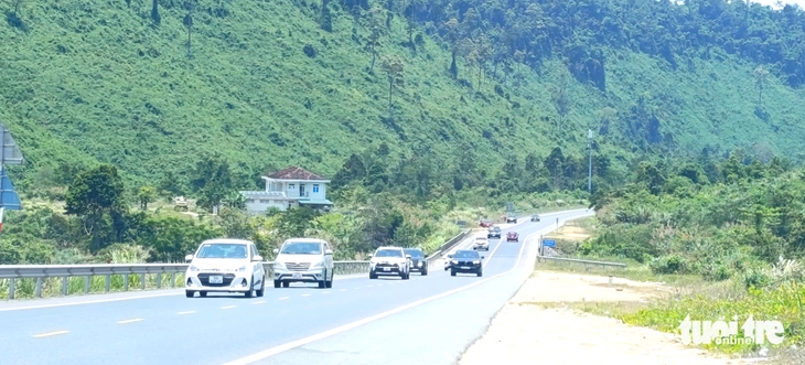Cao tốc 2 làn La Sơn - Hòa Liên tấp nập ô tô, nhiều xe máy cũng vô tư chạy bon bon - Ảnh 4.