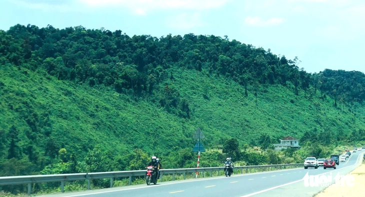 Cao tốc 2 làn La Sơn - Hòa Liên tấp nập ô tô, nhiều xe máy cũng vô tư chạy bon bon - Ảnh 1.