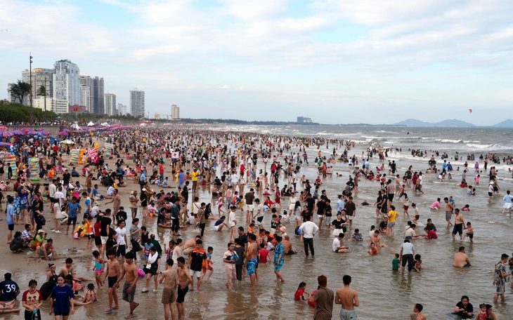 Vũng Tàu ken đặc du khách, nhiều tuyến đường trung tâm ùn ứ cuối tuần - Ảnh 4.