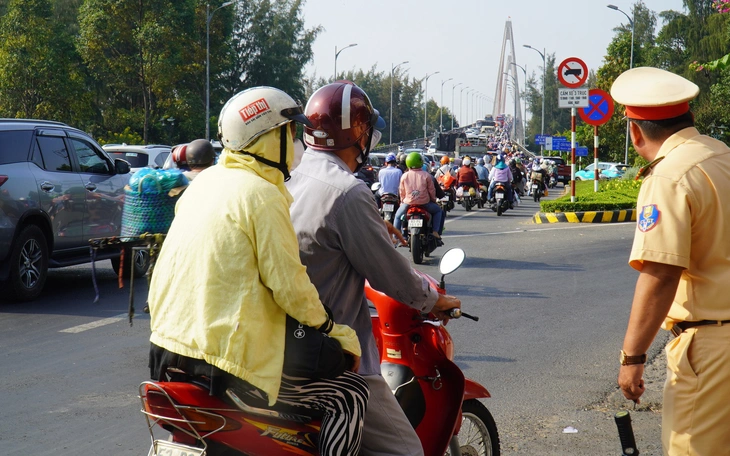 Cầu Rạch Miễu thoát kẹt xe nhờ cảnh sát giao thông điều tiết hợp lý   - Ảnh 5.