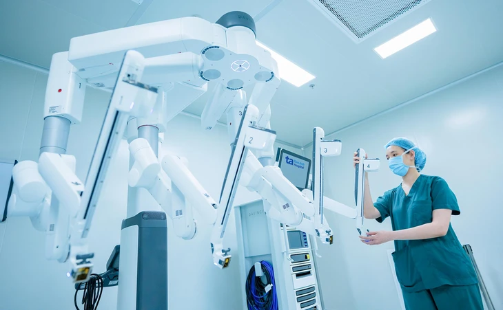 Robot Da Vinci Xi hỗ trợ 120 loại phẫu thuật phức tạp có mặt tại TP.HCM - Ảnh 1.