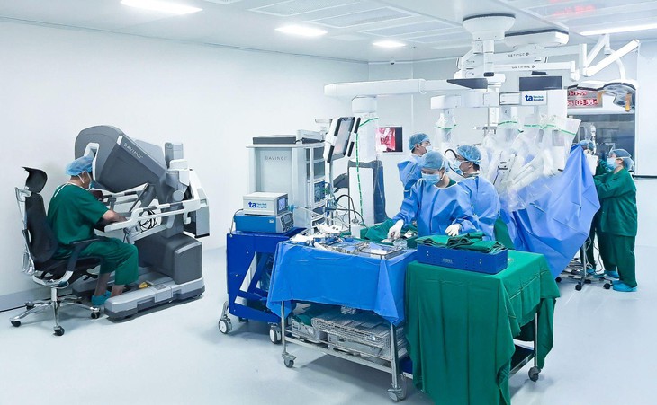 Robot Da Vinci Xi hỗ trợ 120 loại phẫu thuật phức tạp có mặt tại TP.HCM - Ảnh 2.