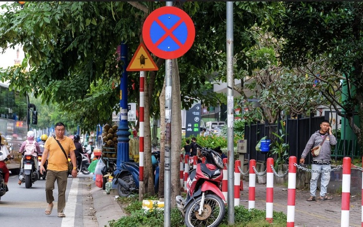 Vỉa hè, lô cốt ở TP.HCM sẽ được dọn gọn gàng trước đại lễ 30-4 - Ảnh 3.