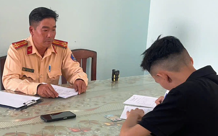 Mang dao, súng ná cao su tụ tập đi ‘cháy phố’, nhóm thiếu niên bị công an triệu tập - Ảnh 4.