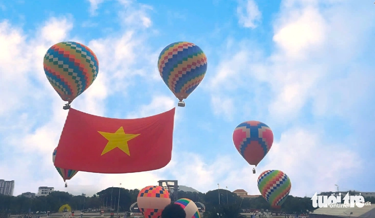 Khinh khí cầu mang cờ Tổ quốc bay trên bầu trời Ninh Thuận - Ảnh 3.