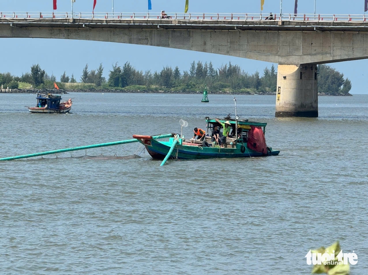 Hơn 6 tiếng chưa tìm thấy du khách tự tử ven bờ sông Đông Hồ - Ảnh 2.