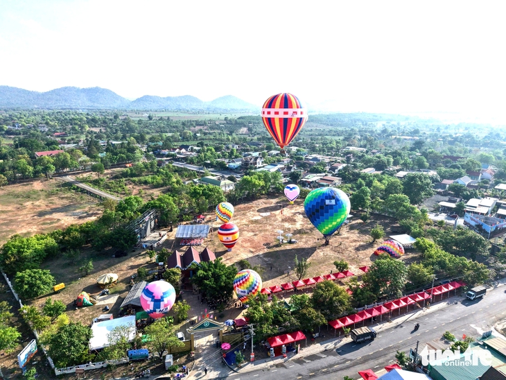Du khách lần đầu trải nghiệm bay khinh khí cầu trên đại ngàn - Ảnh 1.