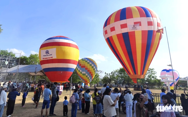 Du khách lần đầu trải nghiệm bay khinh khí cầu trên đại ngàn - Ảnh 3.