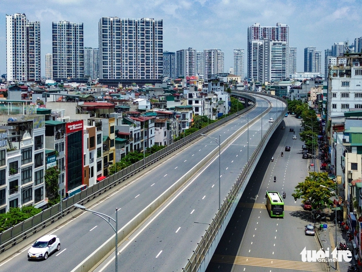 Trời hửng nắng sau mưa, đường phố Hà Nội thông thoáng ngày thứ 2 nghỉ lễ - Ảnh 1.